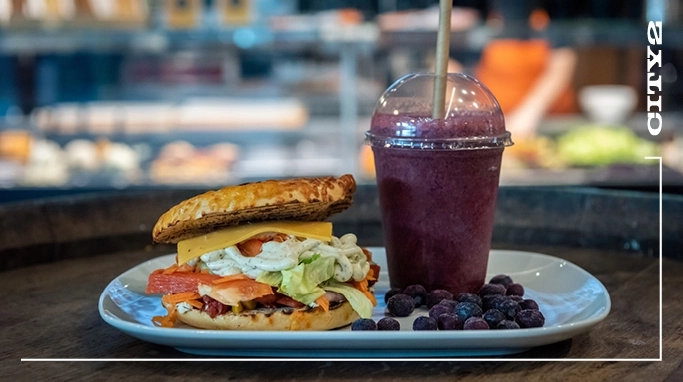 Bagel og friskpresset juice fra Bagel n´ More i City 2 i Taastrup  